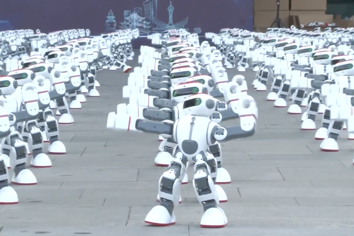 Do the Robot: 1,000 bots boogie into the record books